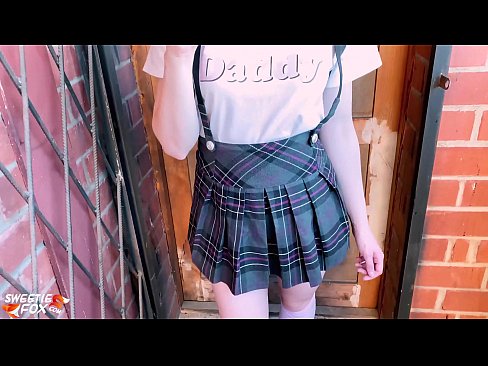 ❤️ Msichana wa shule Ananyonya Dick yake kwa kina na kutombana badala ya madarasa. Video ya ngono ☑